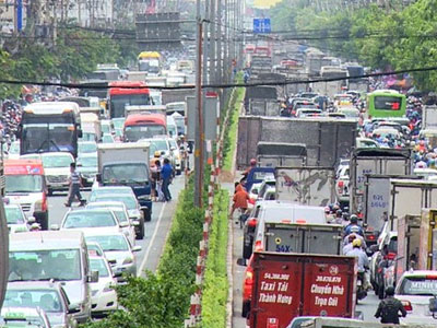 Đường vào sân bay Tân Sơn Nhất kẹt cứng ngày cuối tuần