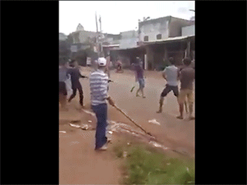 Hai băng nhóm mang dao rựa rượt chém nhau giữa đường