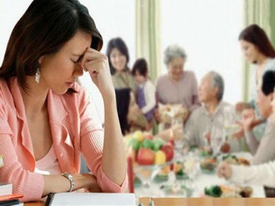 Mẹ chồng quái chiêu bắt con dâu ngồi gói bánh răng bừa suốt 3 ngày Tết