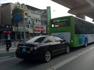 Lấn làn, xe biển xanh húc đuôi buýt nhanh BRT