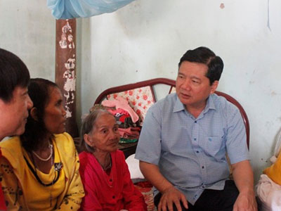 Bí thư Thăng ra Ninh Thuận tặng quà cho người nghèo đón Tết