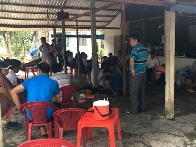 Phá trường gà bắt 23 con bạc đang say sưa cá cược