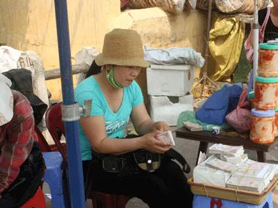 Cò chợ đen “thổi” giá đổi tiền lẻ
