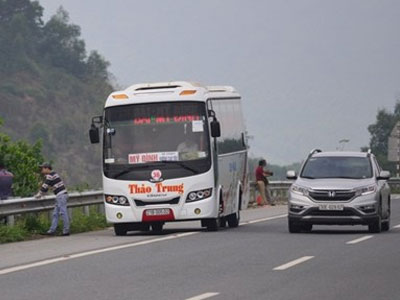 “Nhộn nhịp” bắt khách trên cao tốc Nội Bài - Lào Cai