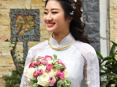 Thu Ngân tung hoa cưới cho bạn bè tại nhà chú rể