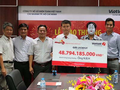 Vietlott trao thưởng cho chủ nhân giải Jackpot đầu tiên năm 2017