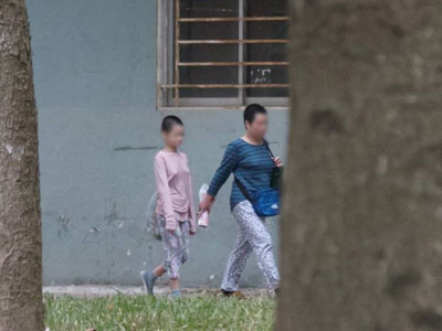 Vụ mẹ nhốt con 11 tuổi không cho đi học: Bé gái lại lạc mẹ, được đưa đến trung tâm bảo trợ xã hội