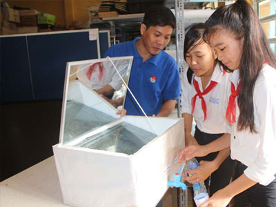 2 nữ sinh lớp 8 chế thiết bị lọc nước mặn thành ngọt bằng năng lượng mặt trời