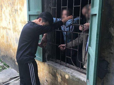 Chàng trai bật khóc khi vô tình gặp lại bạn cũ trong trại tâm thần