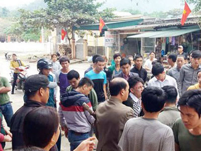 Con nghiện tấn công Phó chủ tịch UBND xã ngay trước cổng ủy ban