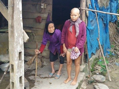 Đắng lòng mẹ già 92 tuổi lo “không có quan tài” cho con gái tâm thần