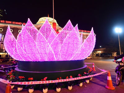 Hà Nội giảm lòe loẹt trong trang trí đường phố