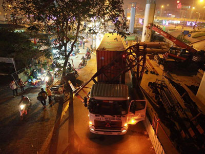 Hà Nội: Xe container húc đổ cổng hạn chế chiều cao, đường Xuân Thủy bị chặn lối
