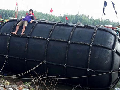 Ngư dân Quảng Ngãi vớt được "phao khủng" trôi dạt giữa biển