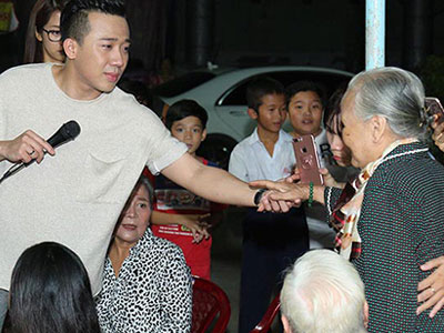Trấn Thành khóc khi thăm nghệ sĩ cao tuổi, neo đơn