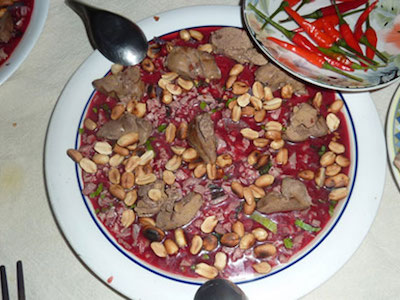 Ăn tiết canh rồi uống rượu là diệt được liên cầu?