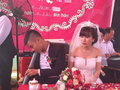 "Cám cảnh" đến cả ngày cưới, ngồi bên cô dâu mà chú rể vẫn tranh thủ vớ điếu cày làm 1 hơi