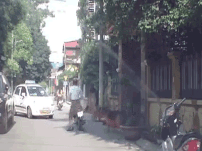 Clip: Chó nhà lao ra sủa inh ỏi, người đàn ông giật mình phi thẳng xe máy vào taxi