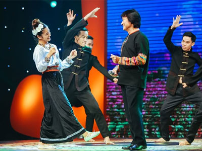 Hoàng Yến Chibi đọc rap cùng cố nghệ sĩ Quang Lý