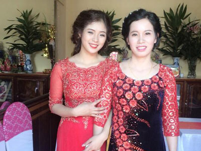 Lại thêm một bà mẹ U40 trẻ trung đến mức không thể phân biệt nổi khi đứng cạnh con gái