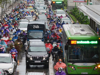 Buýt nhanh BRT "bất lực" giữa dòng xe cộ trong mưa lạnh