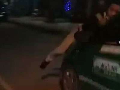 Chặn chiếc taxi Mai Linh gây tai nạn, nam thanh niên bị hất lên nắp capo