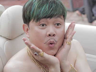 Chí Tài cởi trần khoe vàng trong phim mới