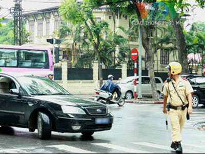 Công an Hà Nội phạt nguội 88 xe biển xanh, biển đỏ