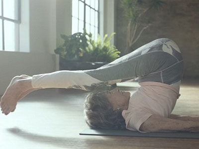 Cụ bà trăm tuổi tập yoga dẻo dai hơn cả thanh niên