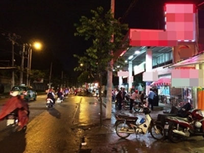 Người đàn ông ngồi vỉa hè bị bạn sát hại từ phía sau