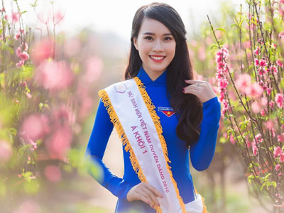 Nữ sinh duyên dáng bên vườn đào ngày cận Tết gây sốt