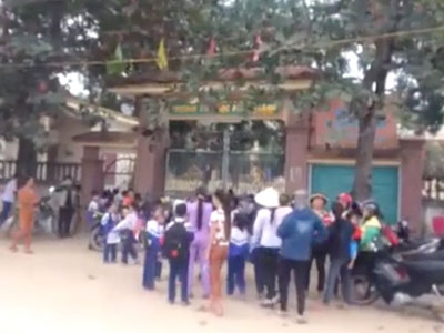 Phụ huynh đồng loạt cho con nghỉ học, đứng trước cổng trường để "xin" giảm học phí