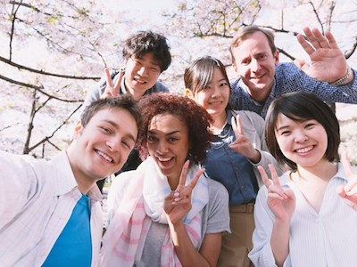Thói quen giơ tay chữ V khi chụp ảnh có thể làm lộ dữ liệu cá nhân