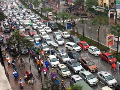 "Xế hộp" rồng rắn, chèn ép xe máy trong mưa gió