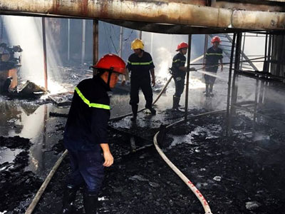 Xưởng gỗ trong khu phố bốc cháy, hàng trăm người hốt hoảng