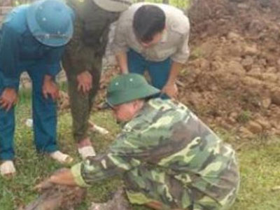 Đạn dưới ghe cát phát nổ khiến một người nguy kịch