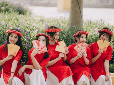 Dân mạng khó rời mắt với "ngũ cô nương" diện áo dài đỏ thắm đón xuân