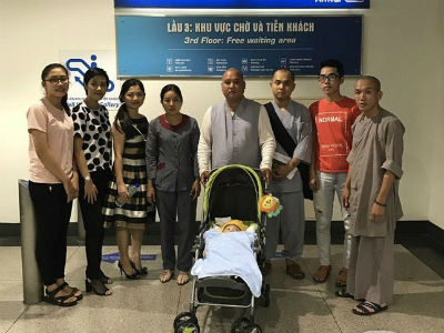 "Lùm xùm" vụ trục lợi tiền ủng hộ bé bị não úng thủy chữa trị tại Singapore, tình nguyện viên và sư thầy lên tiếng