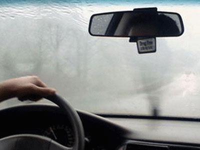 Mẹo xử lý mờ kính, nhòe gương khi trời mưa - tài xế Việt cần biết