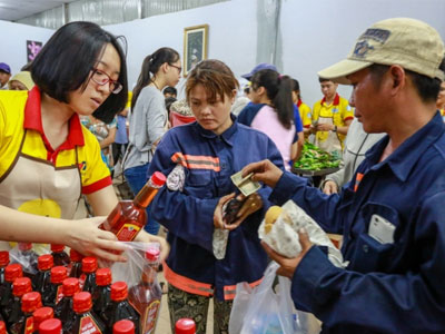 Phiên chợ Tết 2.000 đồng cho người nghèo giữa Sài Gòn