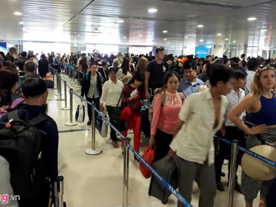 Sân bay Tân Sơn Nhất chật cứng người dịp giáp Tết
