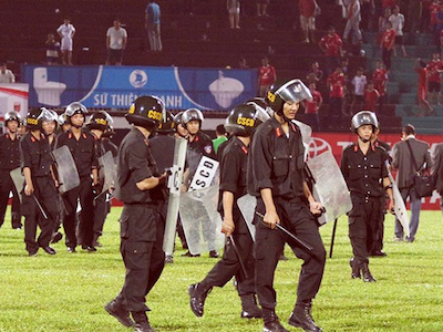 Cảnh sát vào sân hộ tống trọng tài V-League