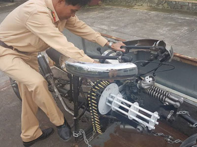 Độ cả súng đại liên, băng đạn trên mô tô