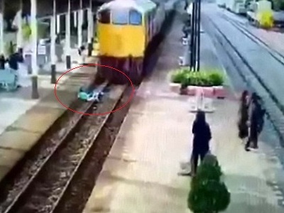 Người đàn ông vẫn đứng dậy được sau khi lao vào đoàn tàu