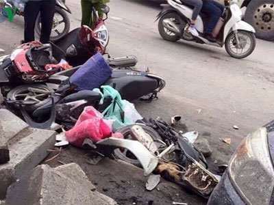 Ôtô đâm liên hoàn 3 xe máy ở Quảng Ninh, 3 người chết