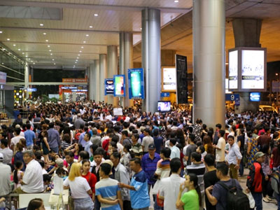 Biển người đón Việt kiều trong đêm cuối tuần ở Tân Sơn Nhất
