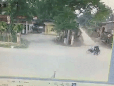 Clip: Người đàn ông "biến mất" trong tích tắc khi bị xe ô tô phóng siêu tốc tông trúng