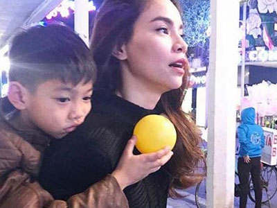 Hồ Ngọc Hà tình cảm cõng con trai trên phố đông Hà Nội