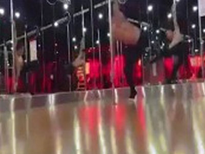 "Ngả nón" trước màn múa cột xuất thần" của chàng trai xăm trổ