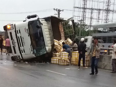 Lật xe tải, hàng trăm con cua bò ra đường
